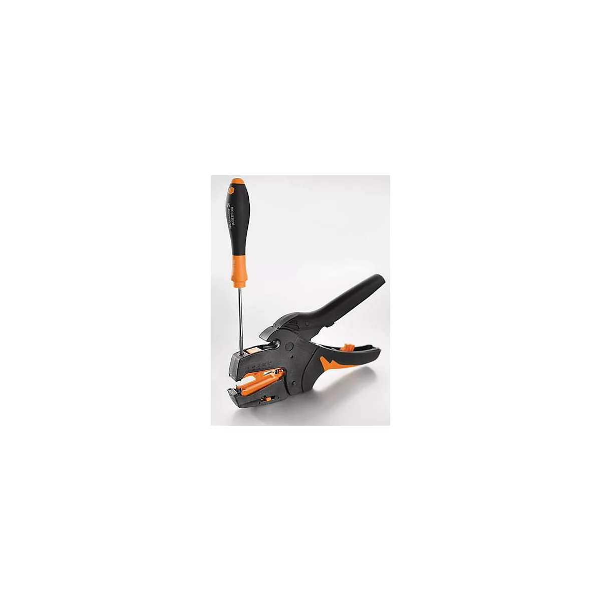 Zwart-oranje draadstripper met schroevendraaier. De schroevendraaier is in de tang gestoken.