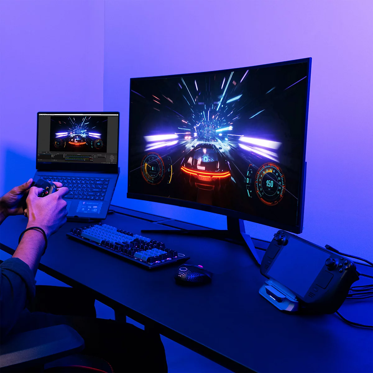 Ein Gamer spielt mit einem Controller vor einem großen Monitor, auf dem ein Rennspiel in blauem Umgebungslicht läuft.