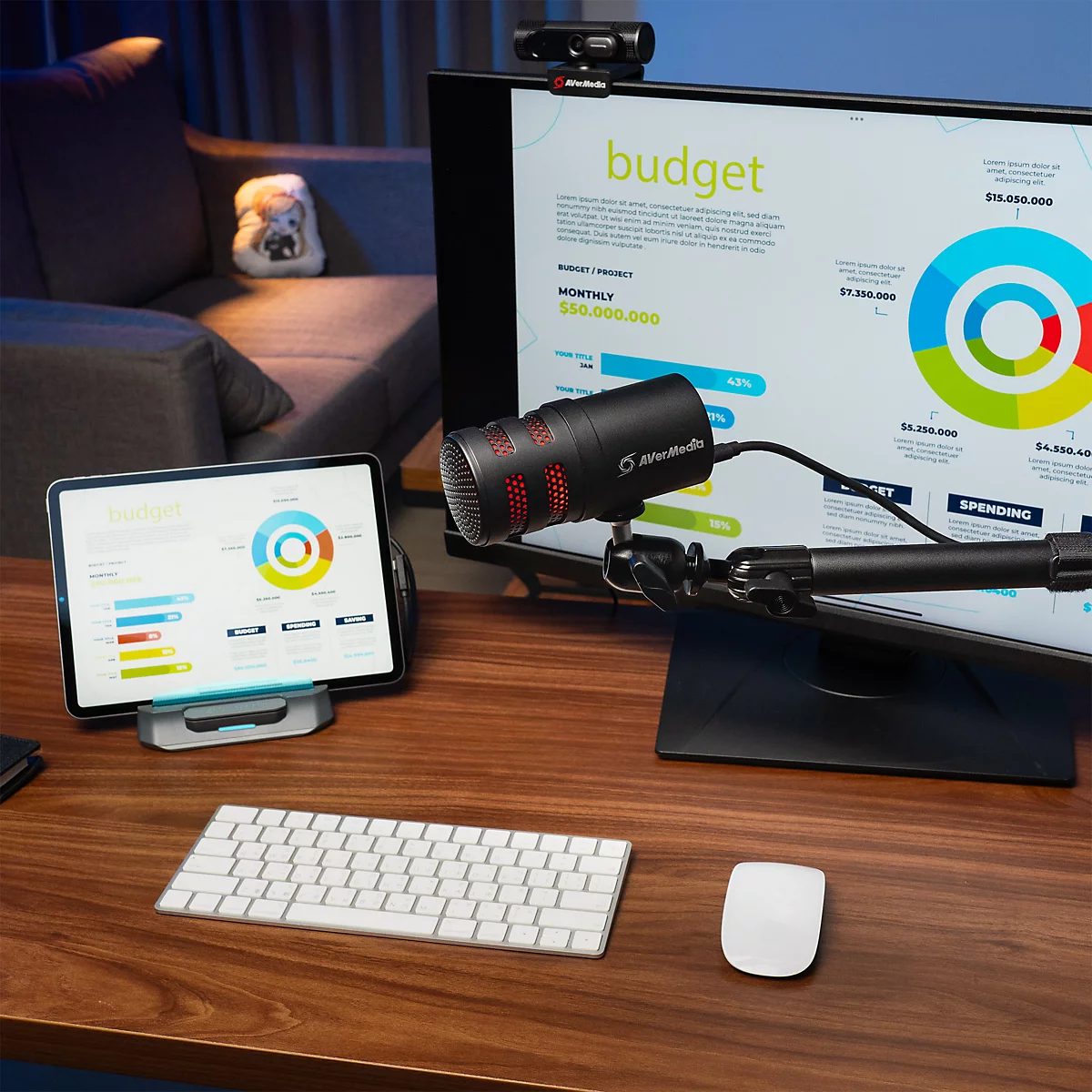 AverMedia Mikrofon an einem Schreibtisch mit Monitor, Tablet, Tastatur und Maus im Home-Office.