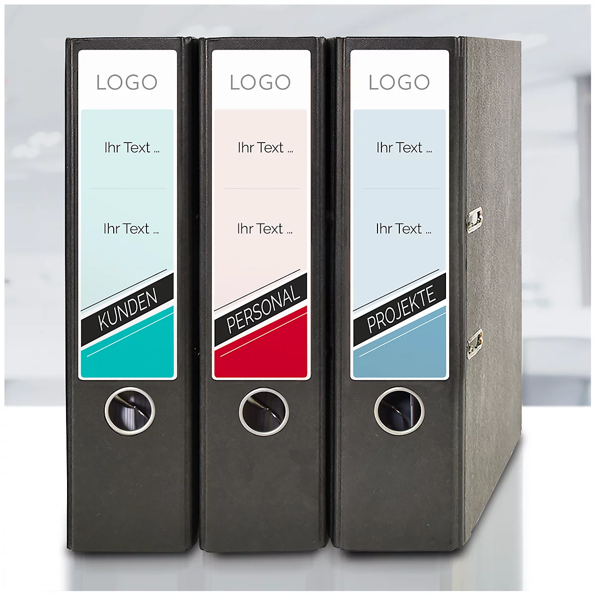 Drie ringmappen met labels voor logo en tekst, met labels: Klanten, Personeel, Projecten.