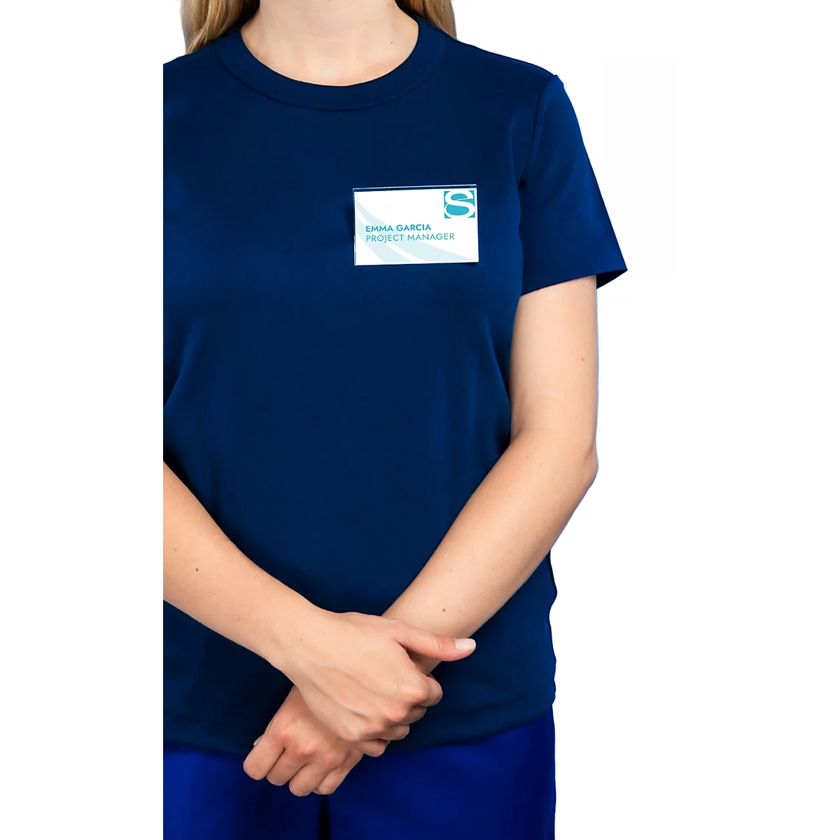 Person trägt ein Namensschild an einem dunkelblauen T-Shirt mit dem Hinweis: Wiederverwendbar für mehrere Veranstaltungen.