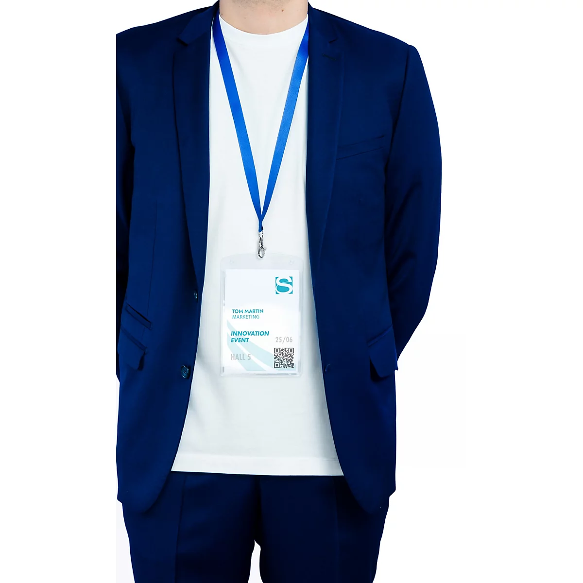 Persoon in een donkerblauw pak en wit shirt met blauw koord en evenementenpas.