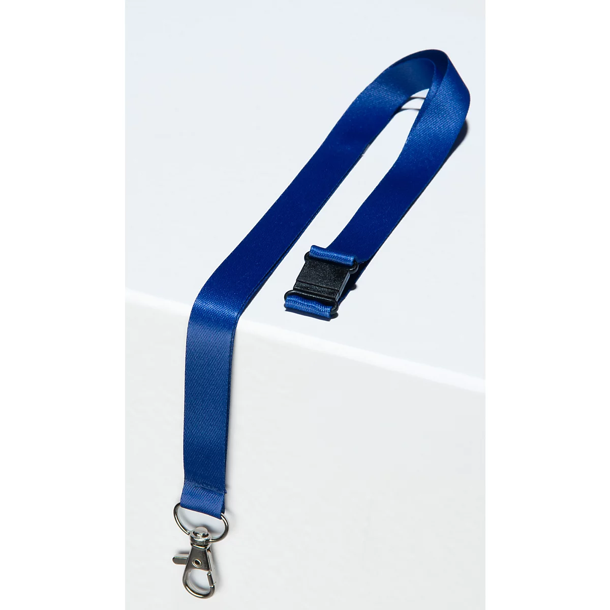 Blaues Schlüsselband mit schwarzem Verschluss und Karabinerhaken liegt auf weißem Hintergrund mit Text 10 Lanyards.