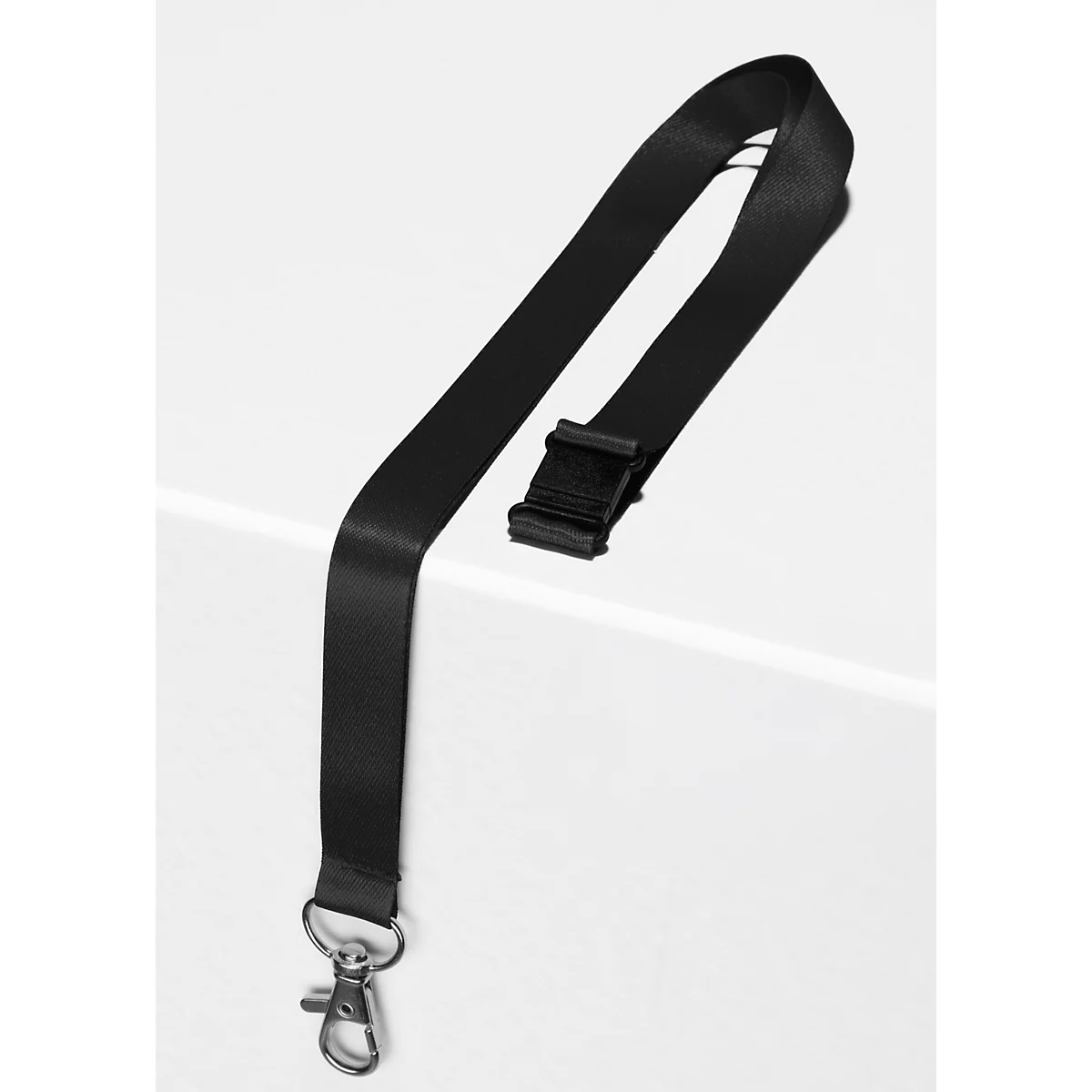 Zwart keycord met zilveren karabijnhaak op een witte ondergrond. Tekst toont: 10 Lanyards.