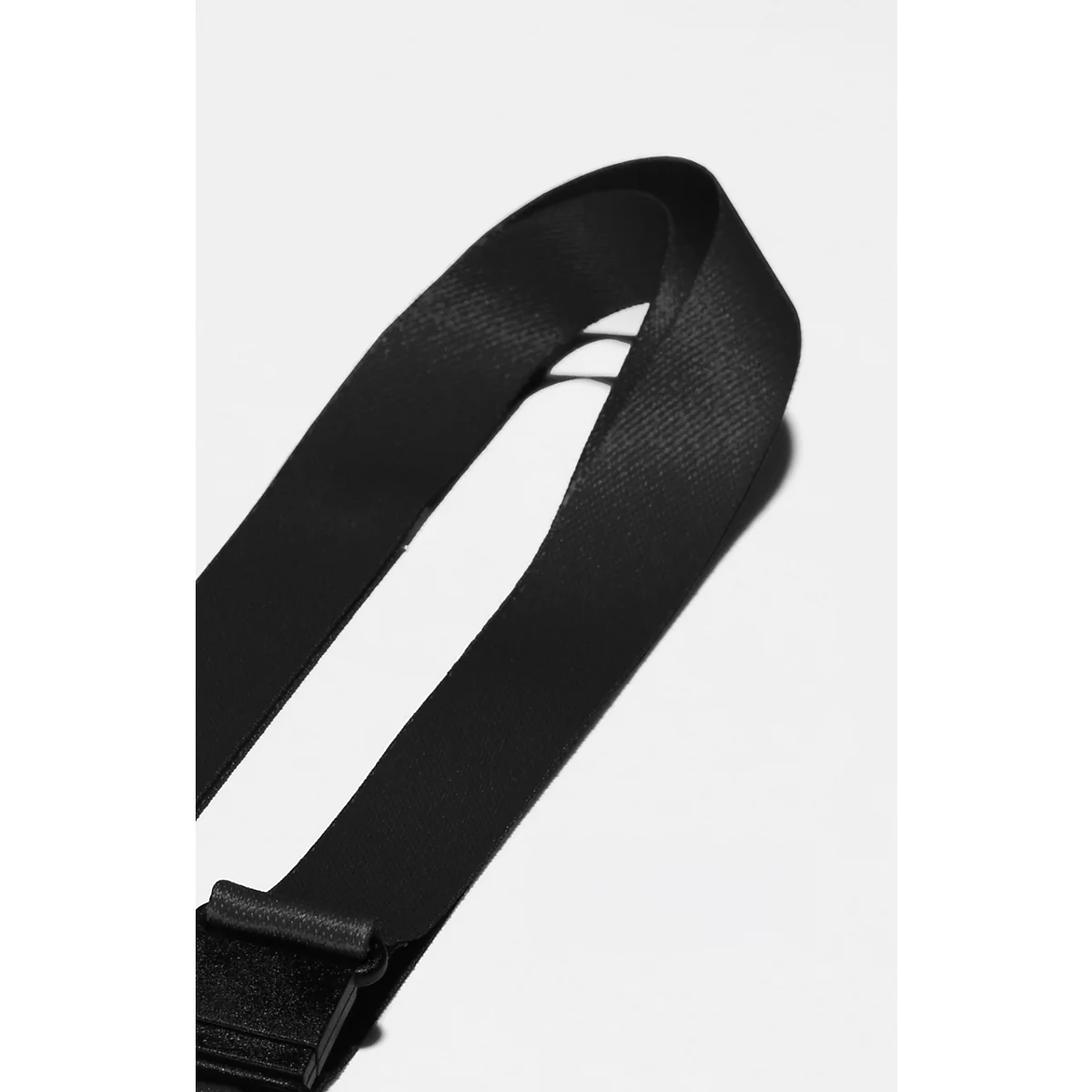 Sangle noire avec une icône de bouteille PET recyclée et mention d'une fabrication durable.