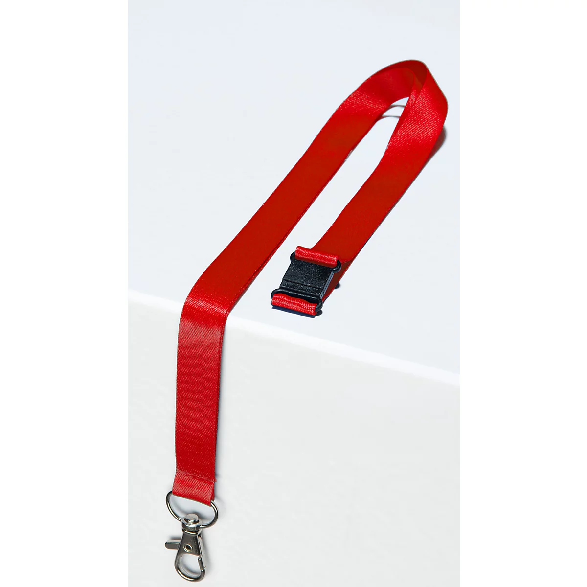 Rood koord met metalen clip hangend over een witte rand, met de tekst 10 lanyards.