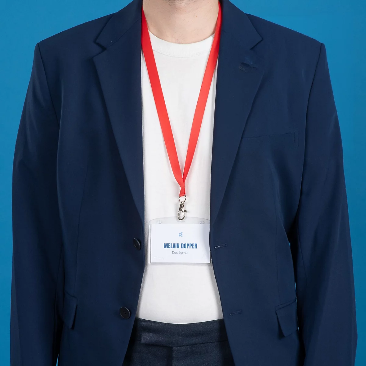 Personne en veste portant un tour de cou rouge avec badge. Texte : Idéal pour badges nominatifs.