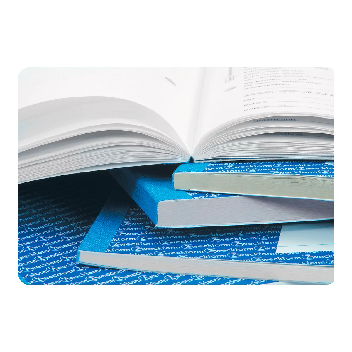Geöffnete Buchseiten liegen auf einer Reihe geschlossener Bücher. Die Cover sind blau, mit weißer Schrift und Schriftzug "Zweckform".