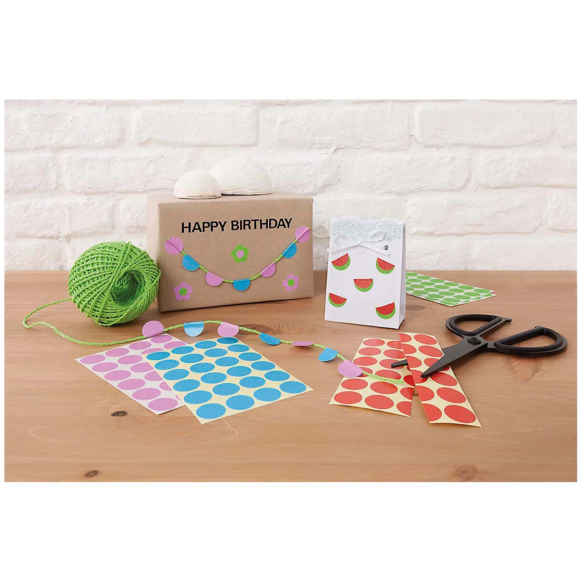 Geburtstagsdeko, Papiertüte mit Wassermelonen, Geschenkpapier mit Schriftzug Happy Birthday, grüne Schnur und Aufkleber.