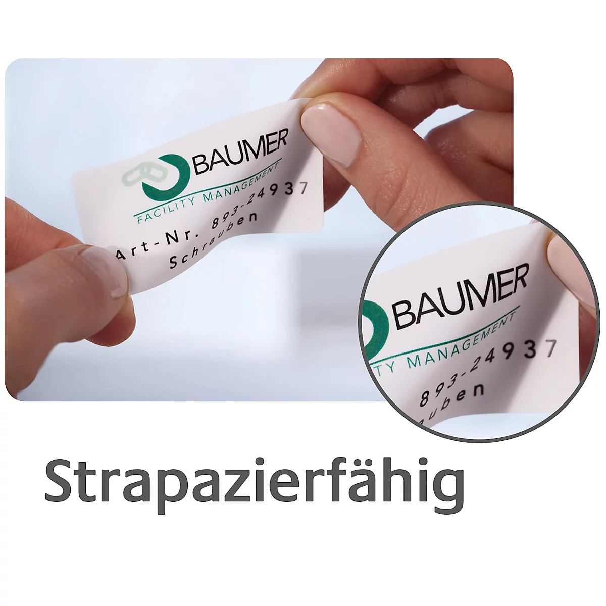 Hände halten ein Etikett der Firma Baumer. Auf dem Etikett sind Logo, Informationen und der Schriftzug „Strapazierfähig“ zu sehen.