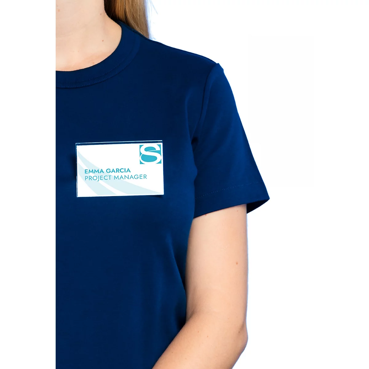 Persoon in een donkerblauw T-shirt draagt een naamplaatje met de tekst Emma Garcia, Project Manager.