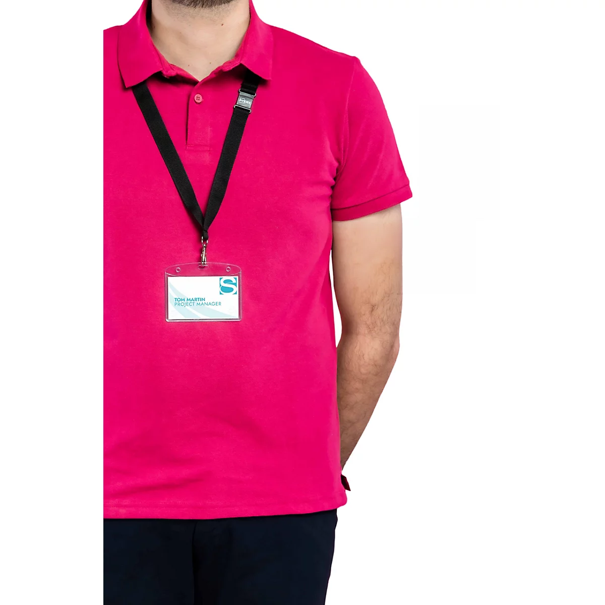 Person trägt ein Umhängeband mit Ausweishalter vor einem pinkfarbenen T-Shirt. Text: Wiederverwendbar für Veranstaltungen.