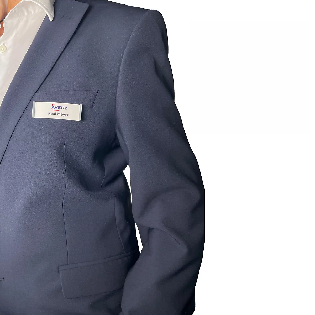 Persoon in een blauw pak draagt een wit naamplaatje met het Avery-logo.
