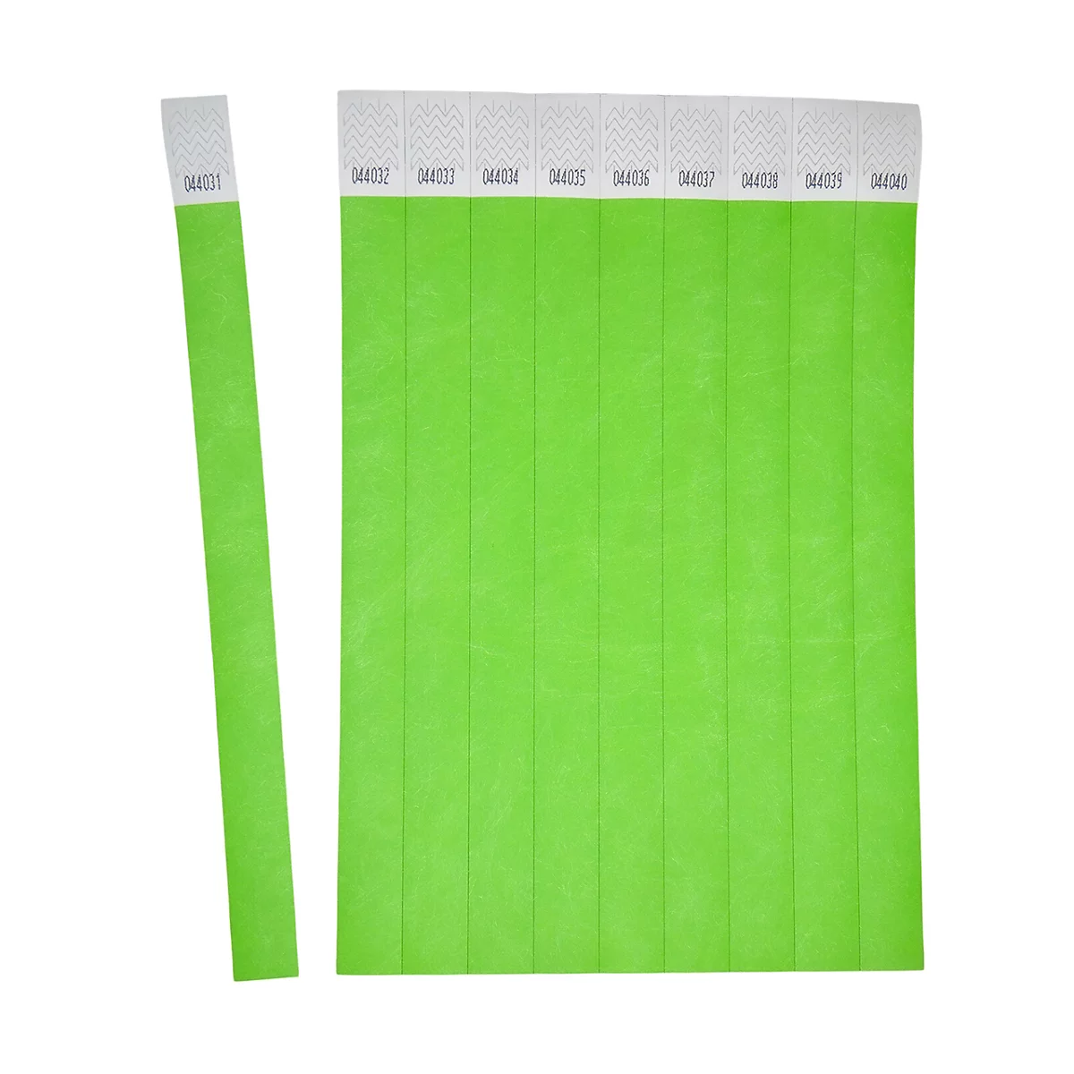 Meerdere lichtgroene papieren polsbandjes, gedeeltelijk verbonden, met opeenvolgende gedrukte nummers.