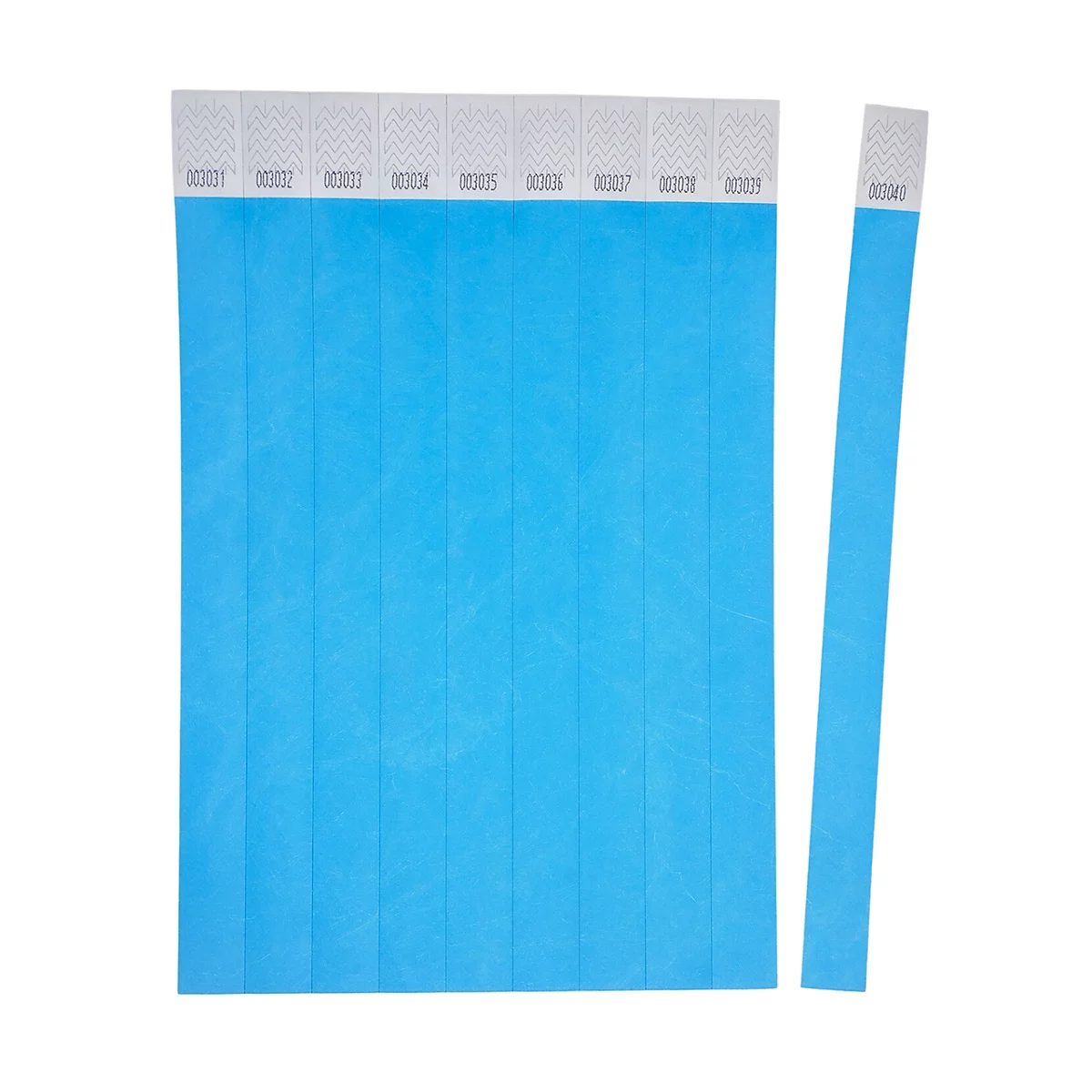 Plusieurs bracelets d'identification en papier bleu clair, numérotés, sur fond blanc.