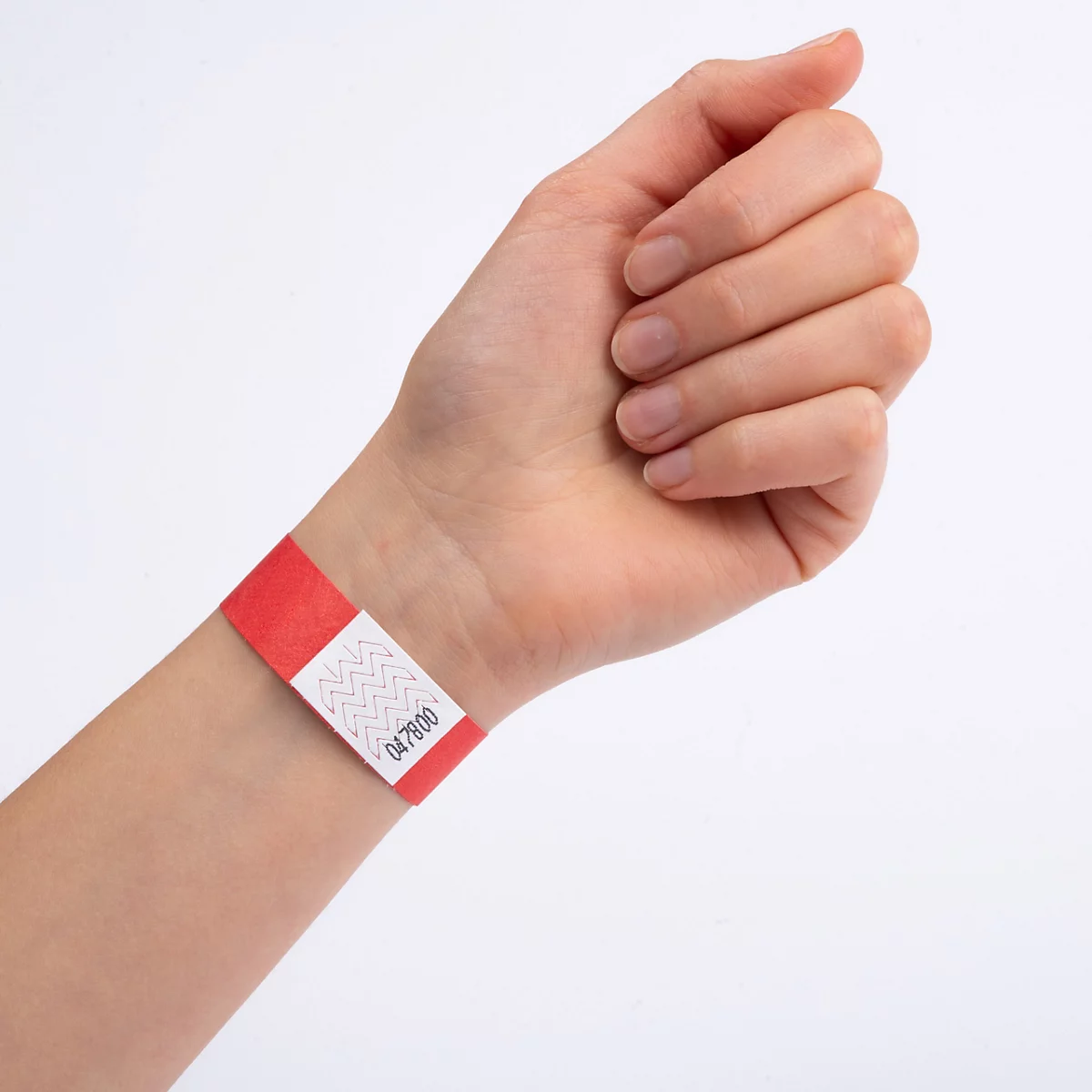 Een rood polsbandje met een wit vlak en het nummer 047800 om een pols.