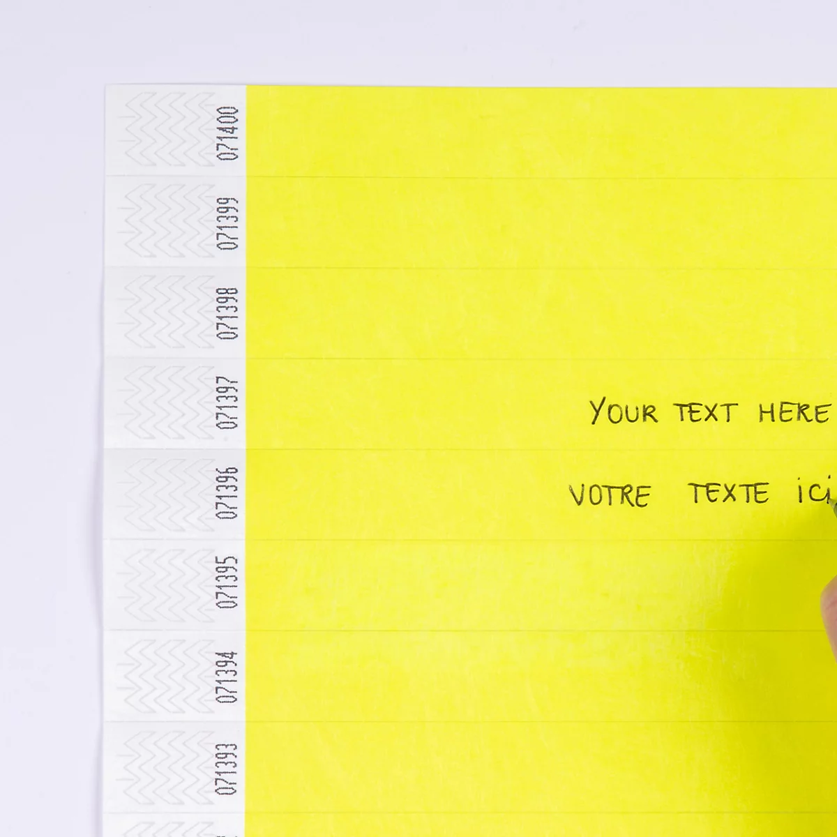 Vel met gele polsbandjes met doorlopende nummering en ruimte voor aangepaste tekst.
