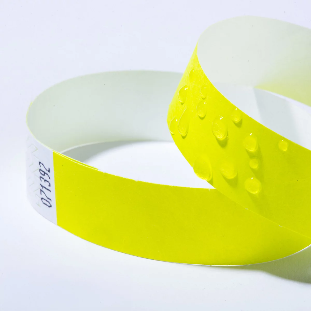Gele evenementenarmband met waterdruppels en het label WASSERFEST.