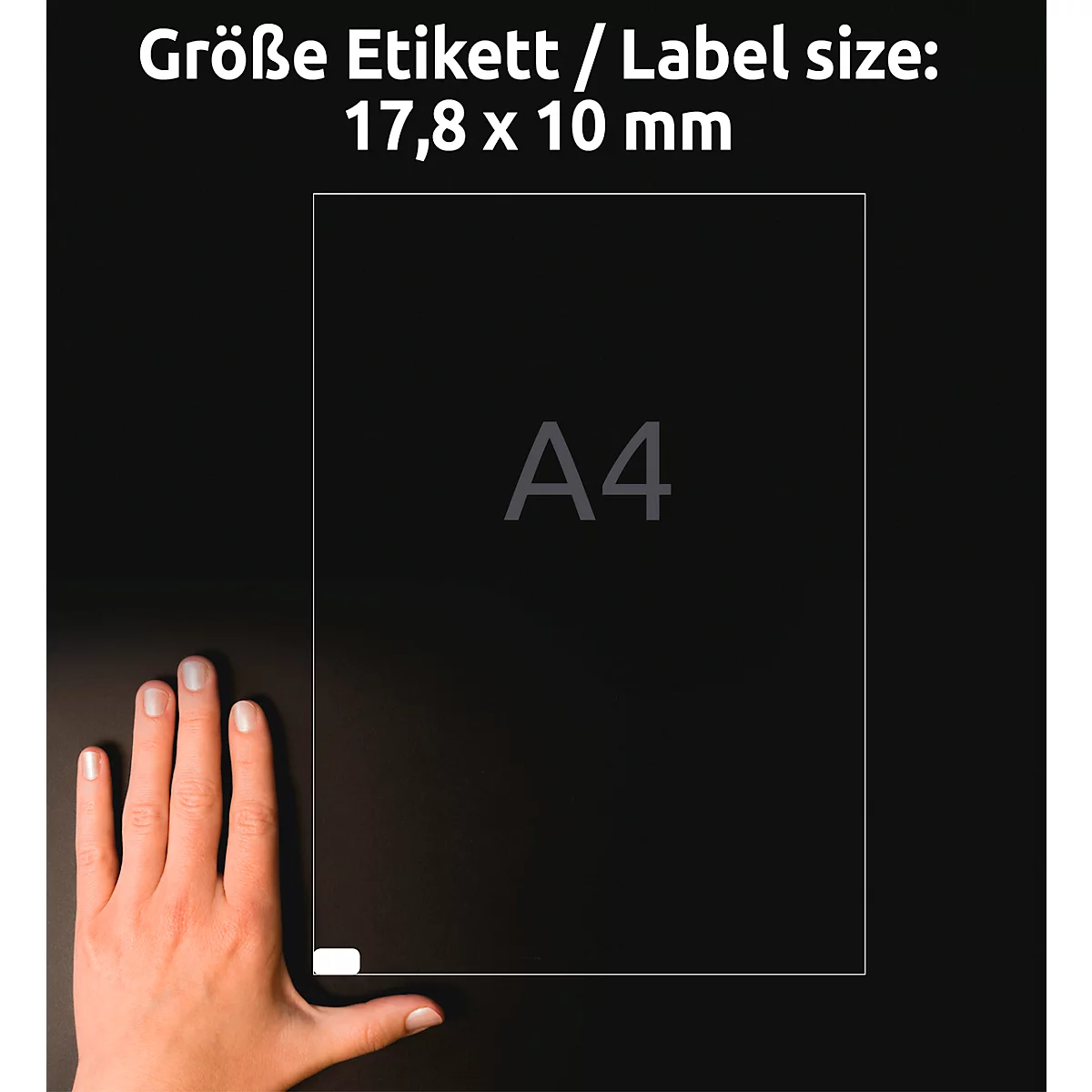 An A4 sheet lies on a dark background, next to a hand. The text "Größe Etikett / Label size: 17.8 x 10 mm" is shown above.