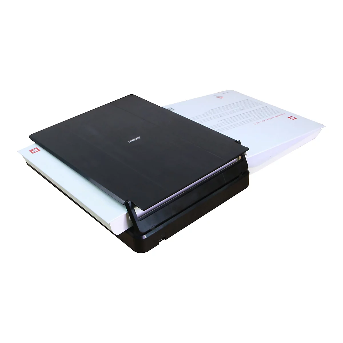 Ein schwarzes Gerät mit weißem Papier. Das Gerät hat den Aufdruck "Avision". Auf dem Papier steht " Yearbook product 2013 Vol. 2".