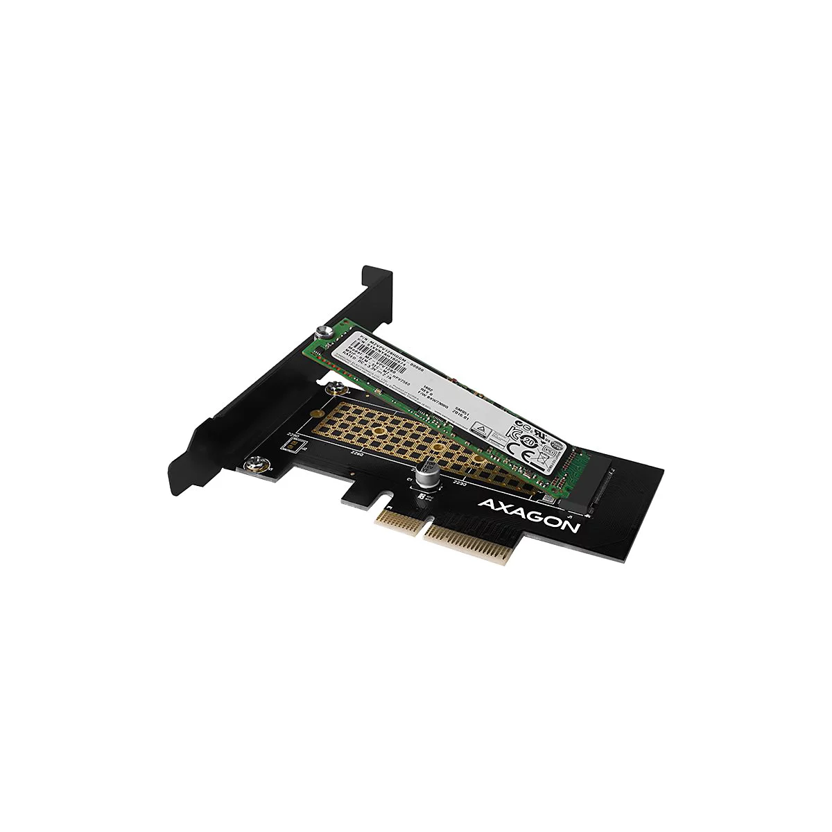 Schwarze Axagon PCIe-Adapterkarte mit montierter M.2 SSD vor weißem Hintergrund.