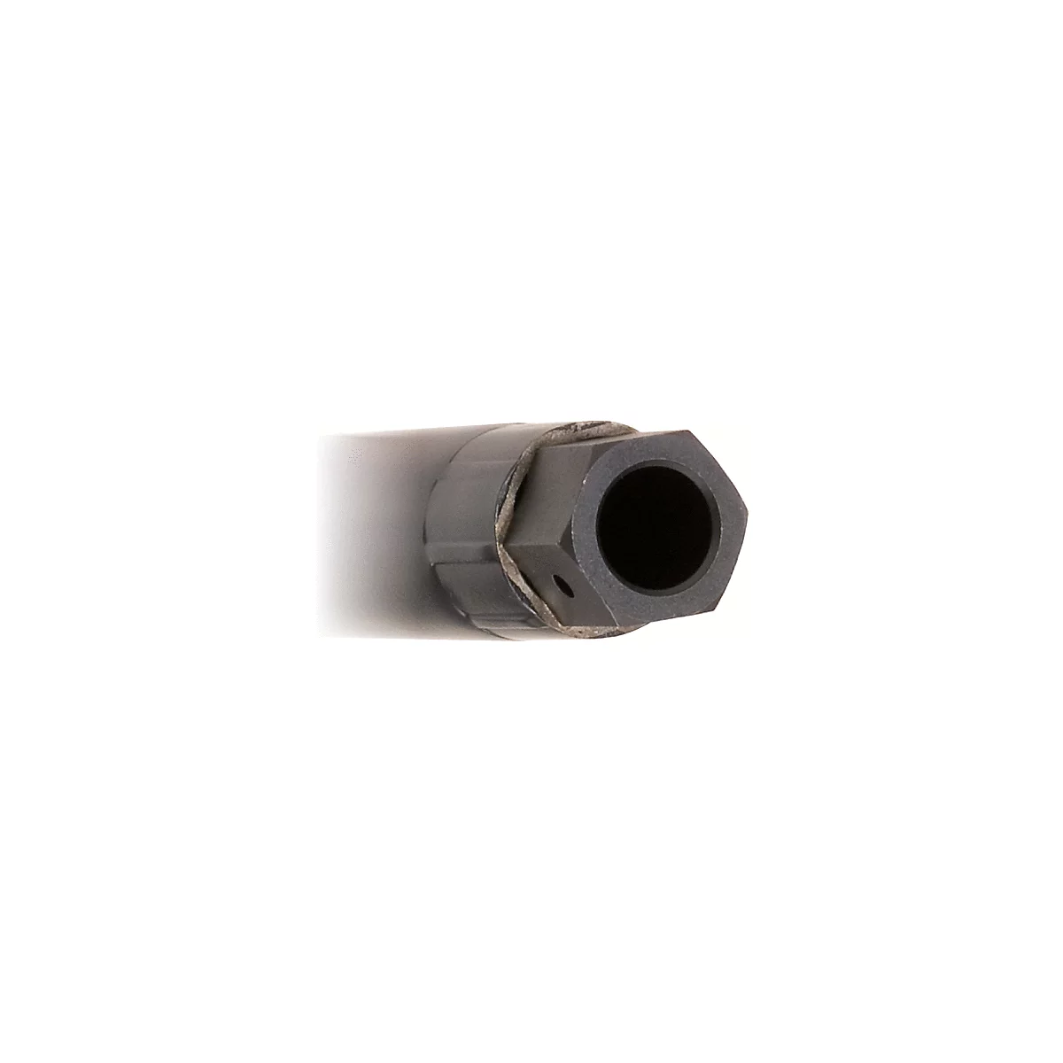 Nahes Detail eines schwarzen, sechseckigen Metallteils mit Loch und Innenraum.