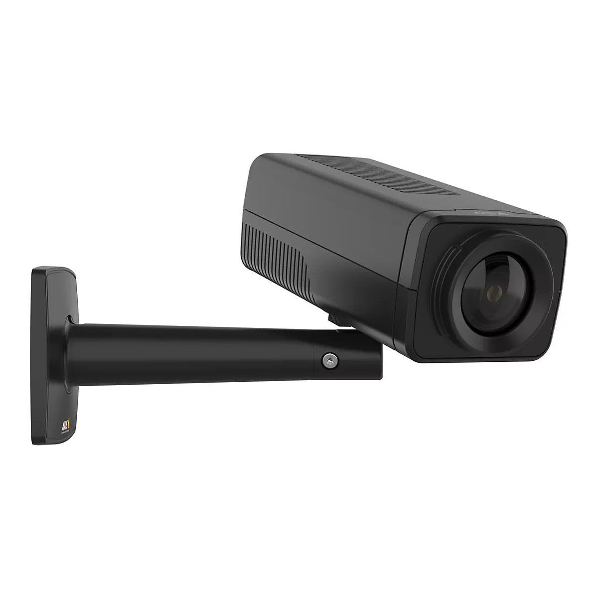 Eine schwarze Überwachungskamera an einer Halterung vor weißem Hintergrund. Das Objektiv ist im Fokus.