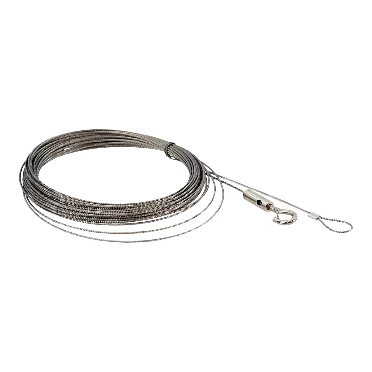 Metallseil, aufgerollt und mit Haken und Öse. Vor weißem Hintergrund. Nahaufnahme.