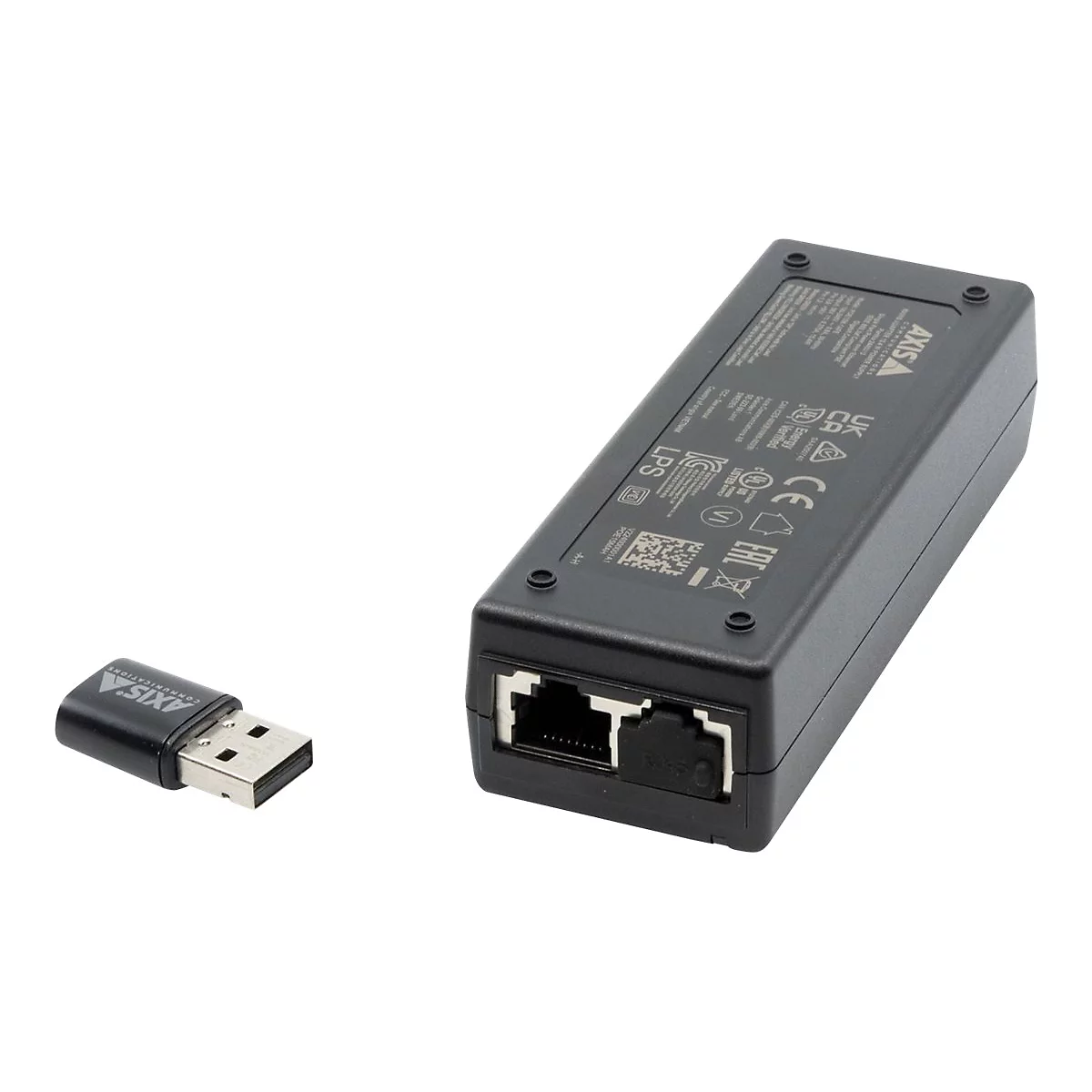 Ein schwarzer Netzadapter und ein USB-Stick mit AXIS-Logo vor weißem Hintergrund.