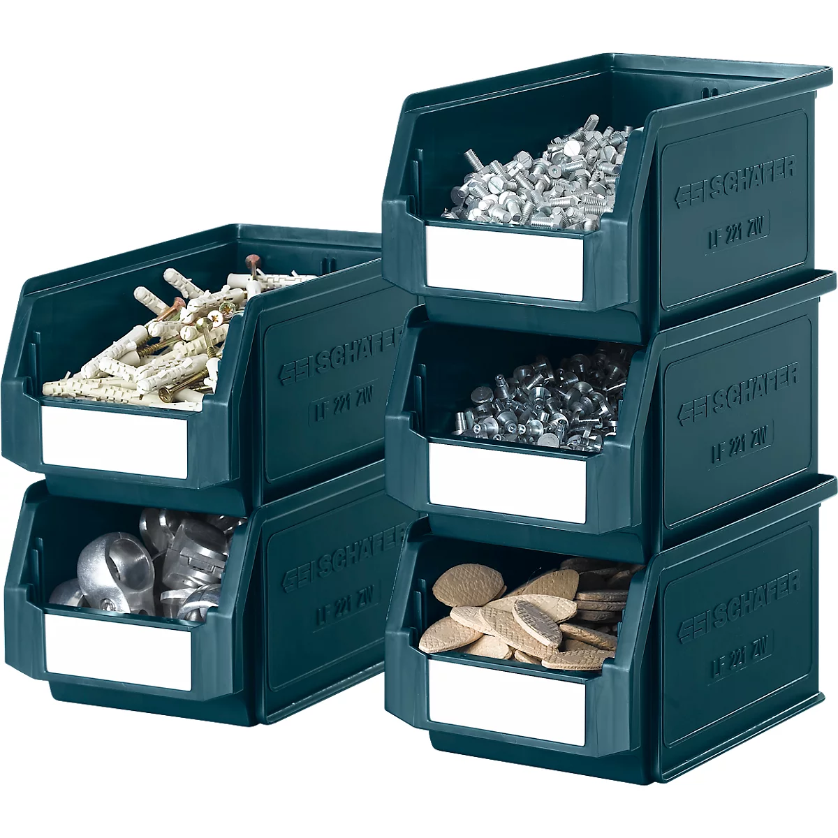 Conteneurs en plastique vert foncé empilés, remplis de vis, chevilles et pièces en bois. Les conteneurs ont des étiquettes blanches.
