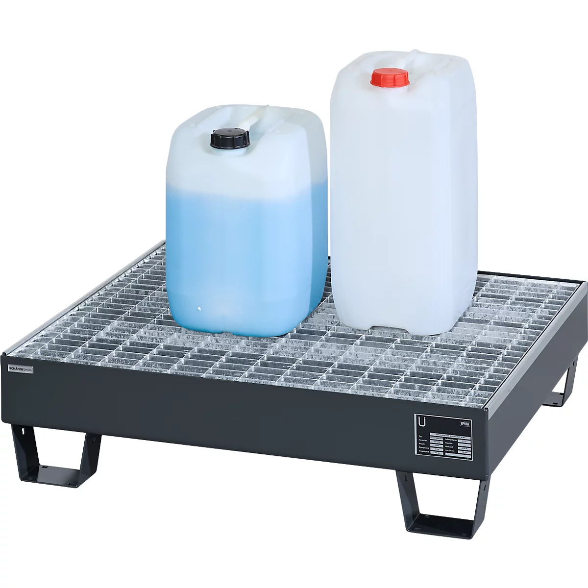 Bac métallique avec deux bidons, un avec liquide bleu. Pieds et grille noirs. Fond gris.