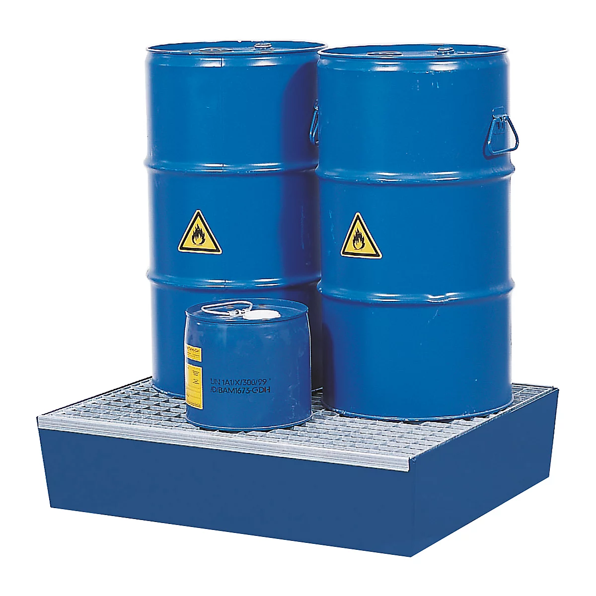 Des fûts bleus avec des panneaux d'avertissement jaunes sur une cuvette de rétention bleue.