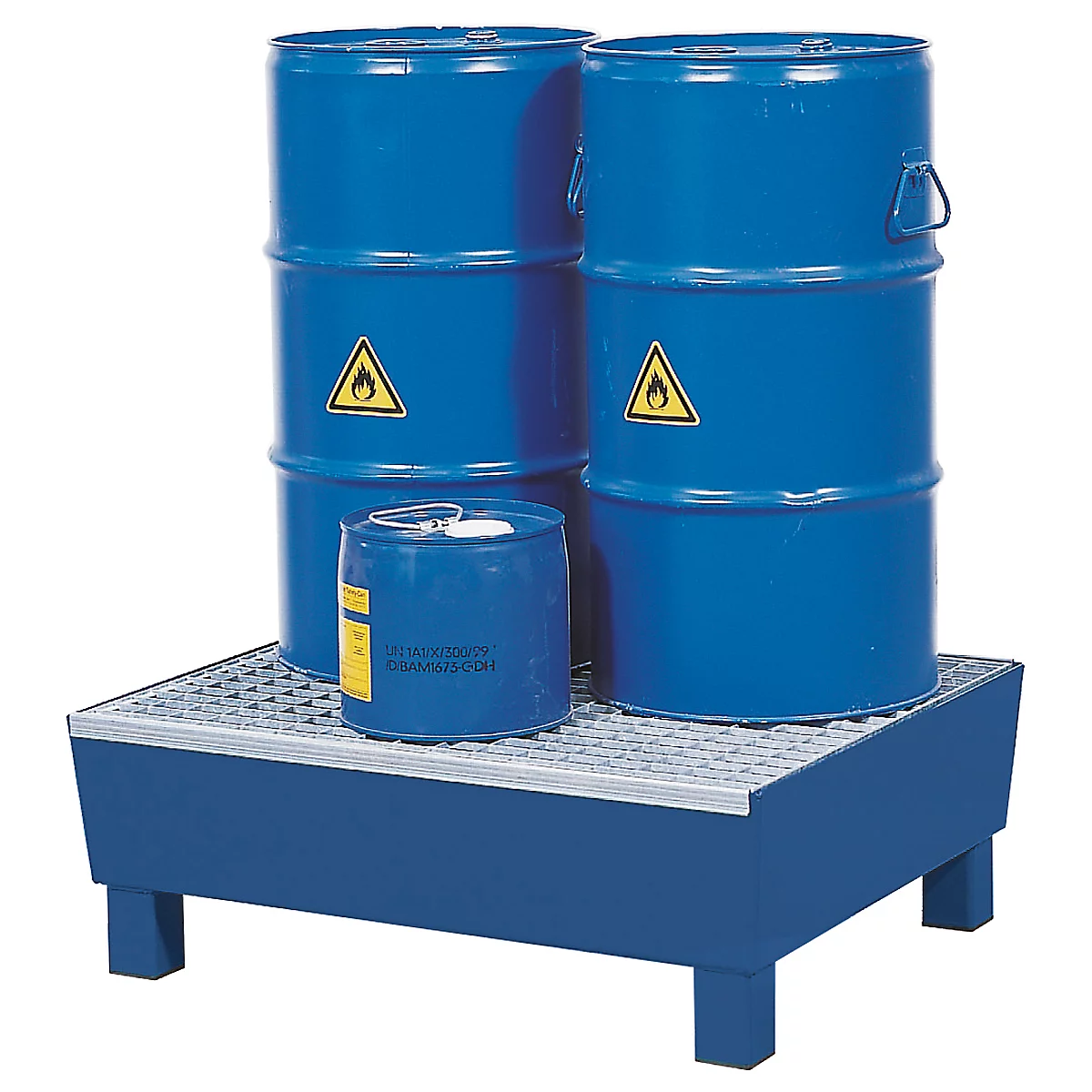 Barils bleus avec des panneaux de matières dangereuses sur une bac de rétention bleu.