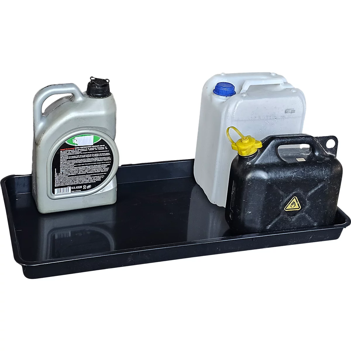 Bac de rétention noir avec bidons d'huile et de carburant. Bidon gris à gauche, bidons blancs et noirs à droite.