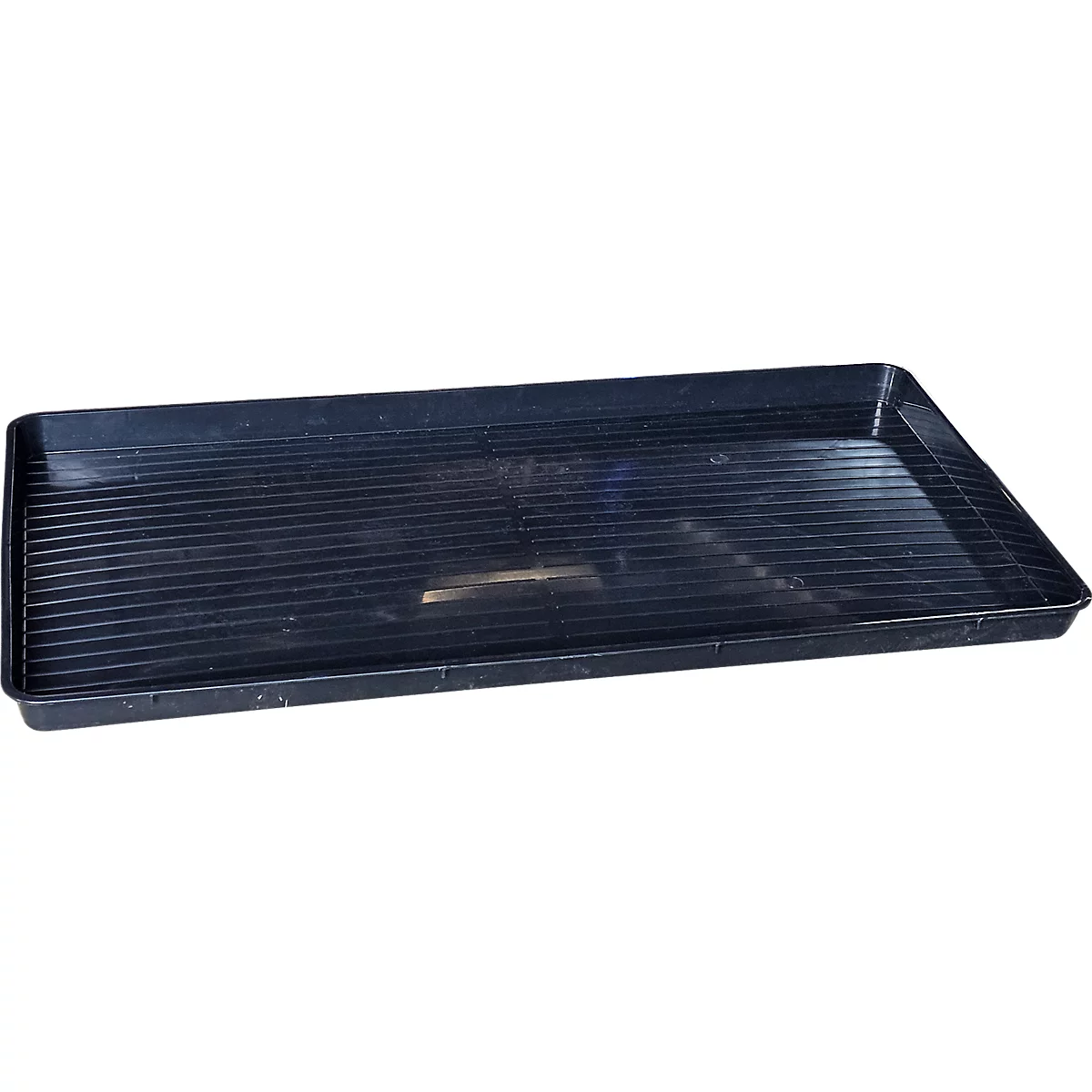 Plateau rectangulaire en plastique noir avec une surface nervurée.
