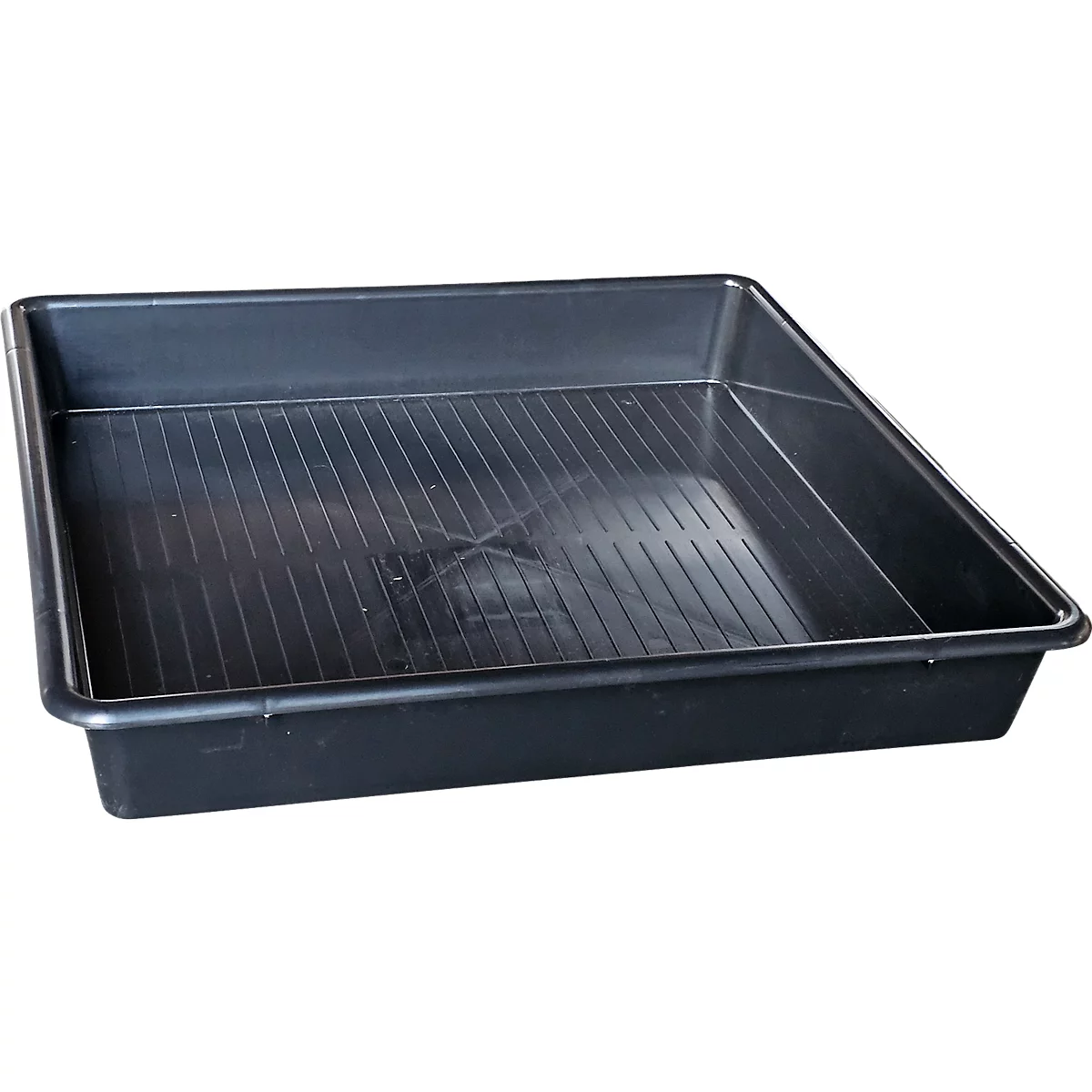 Un bac de plantation rectangulaire noir avec une surface rainurée.