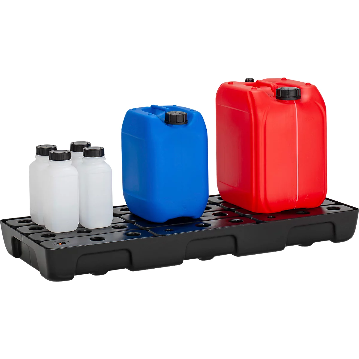Un bac de rétention noir contient des bidons bleus et rouges et des bouteilles blanches. Le produit est destiné aux matières dangereuses.