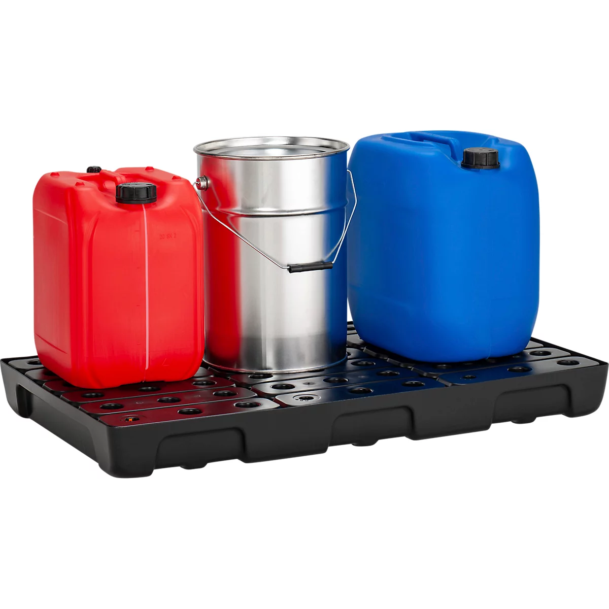 Bidons rouges et bleus et un seau de peinture argenté sur un bac de rétention noir.