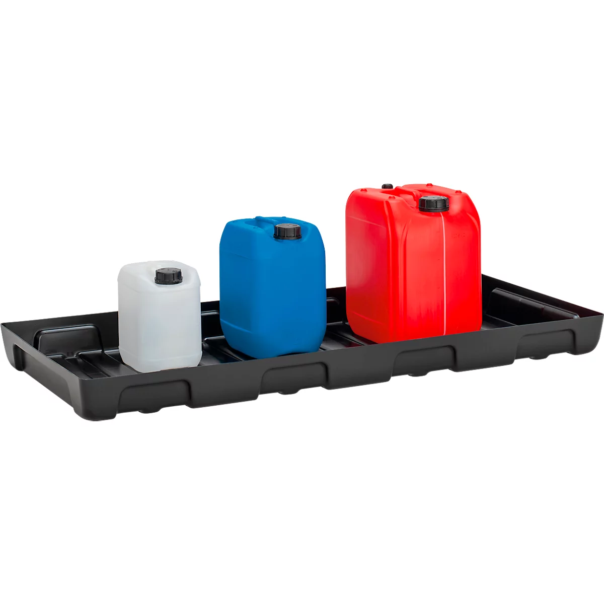 Trois bidons, blancs, bleus et rouges, sont placés sur un bac de rétention noir. Des couvercles noirs scellent les bidons.