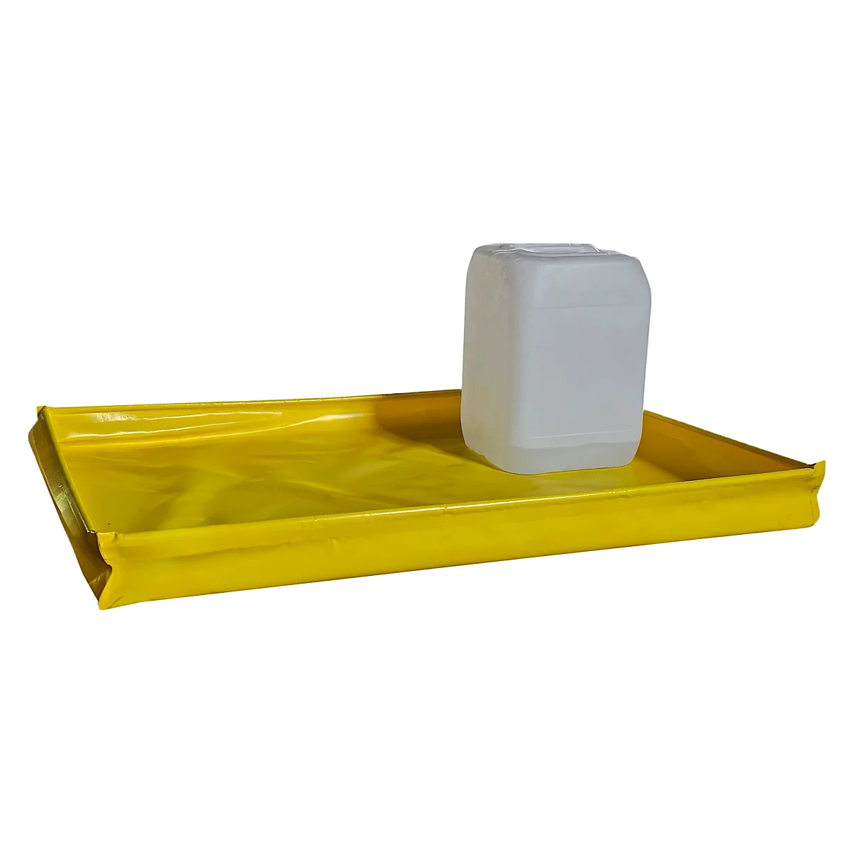 Bac de rétention jaune avec un bidon blanc. Le bidon est dans le bac. Les deux éléments sont sur fond blanc.