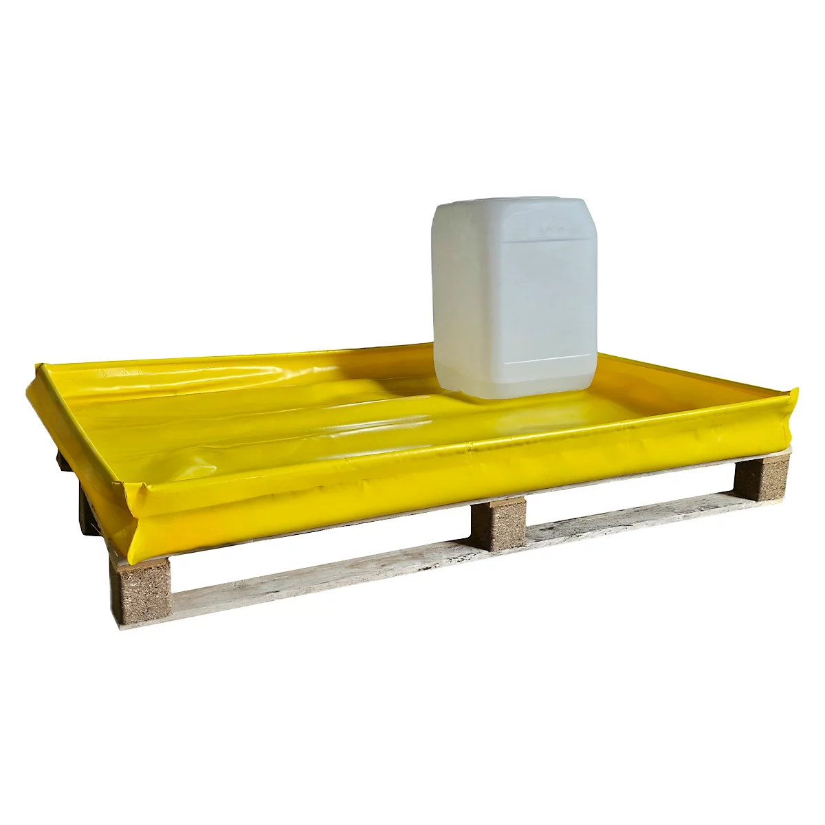 Bac de rétention jaune sur palette, un bidon blanc à l'intérieur.