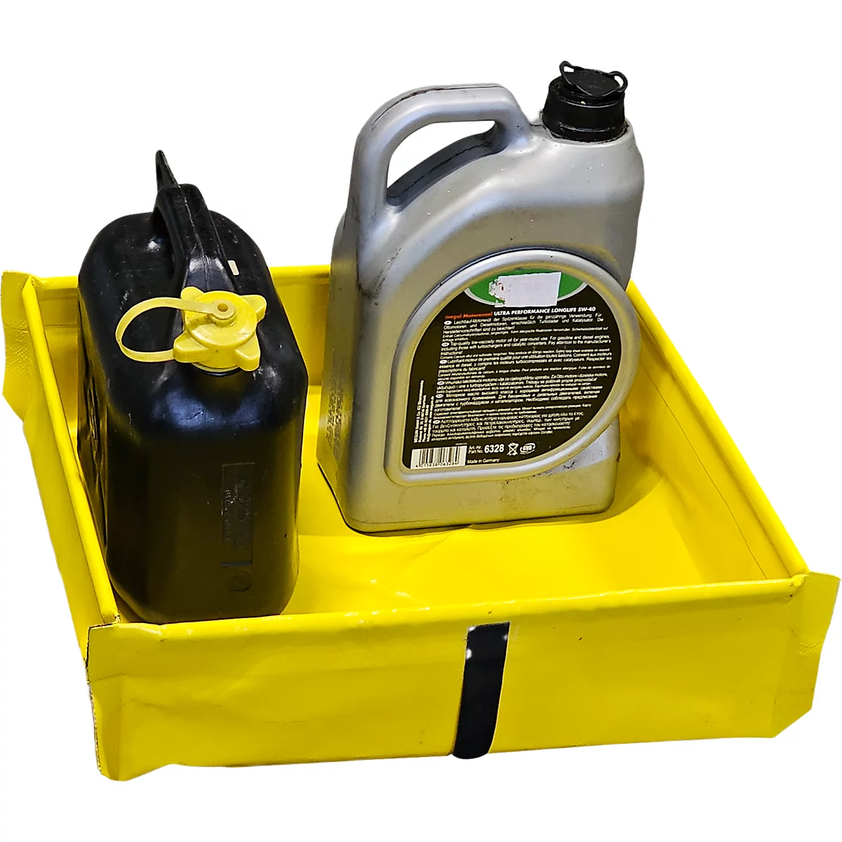 Bac de rétention jaune avec deux bidons d'huile. Un bidon noir avec un couvercle jaune et un bidon gris avec un couvercle noir.