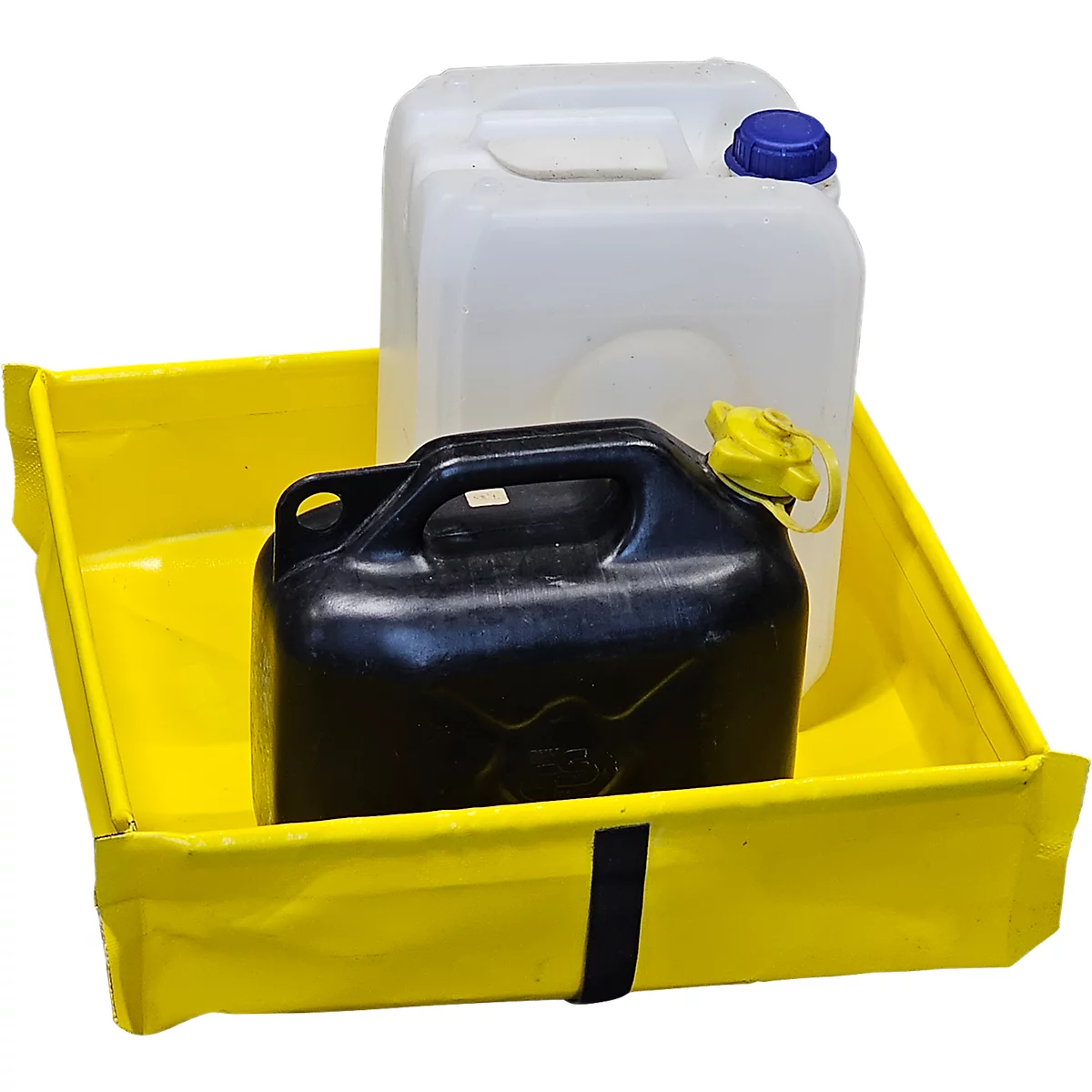 Bac de rétention jaune avec des bidons noirs et blancs.