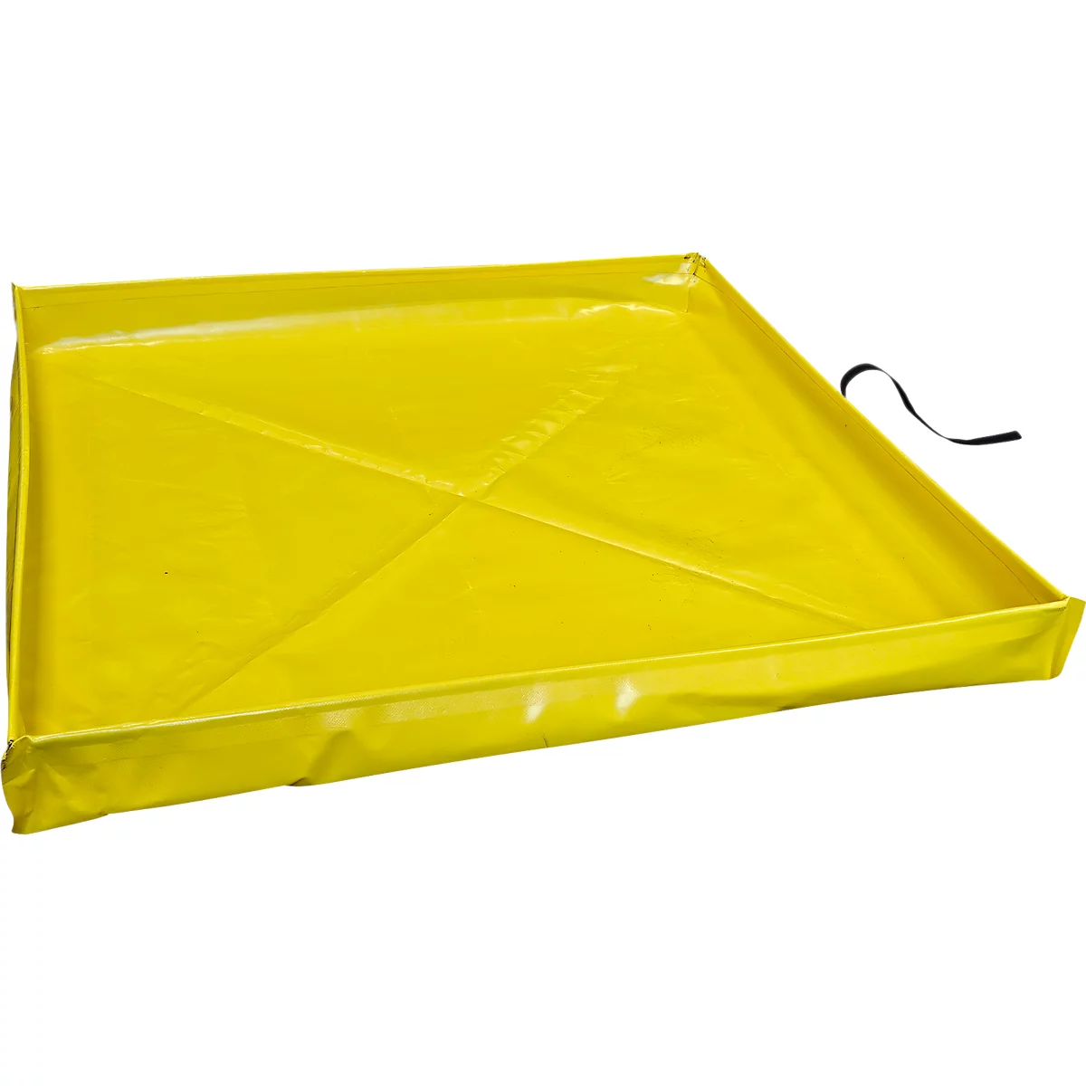 Bac de récupération jaune, rectangulaire, avec coins pliés, bande noire. Semble être en matériau souple.