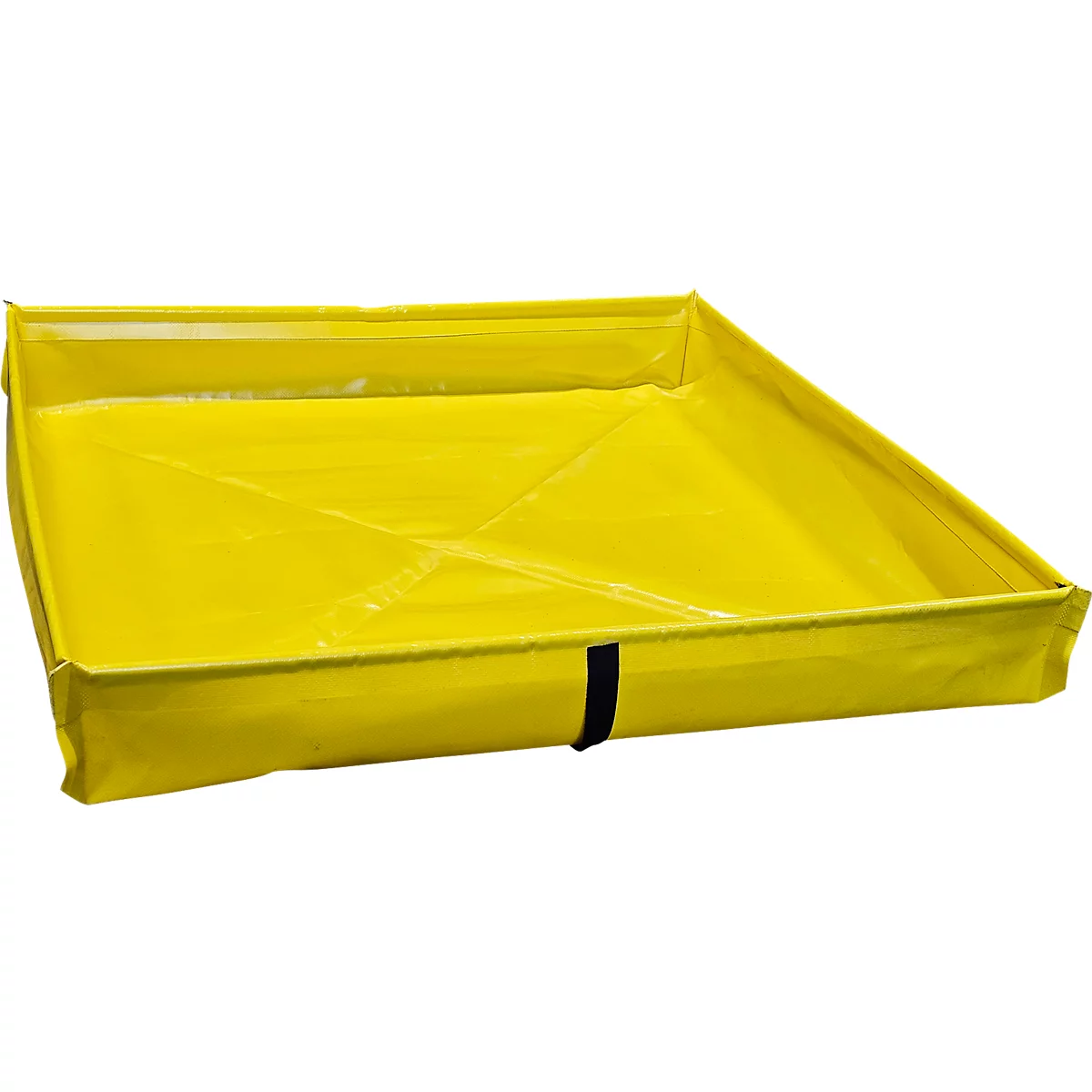 Bac de rétention jaune rectangulaire, sangle noire. Perspective aérienne.