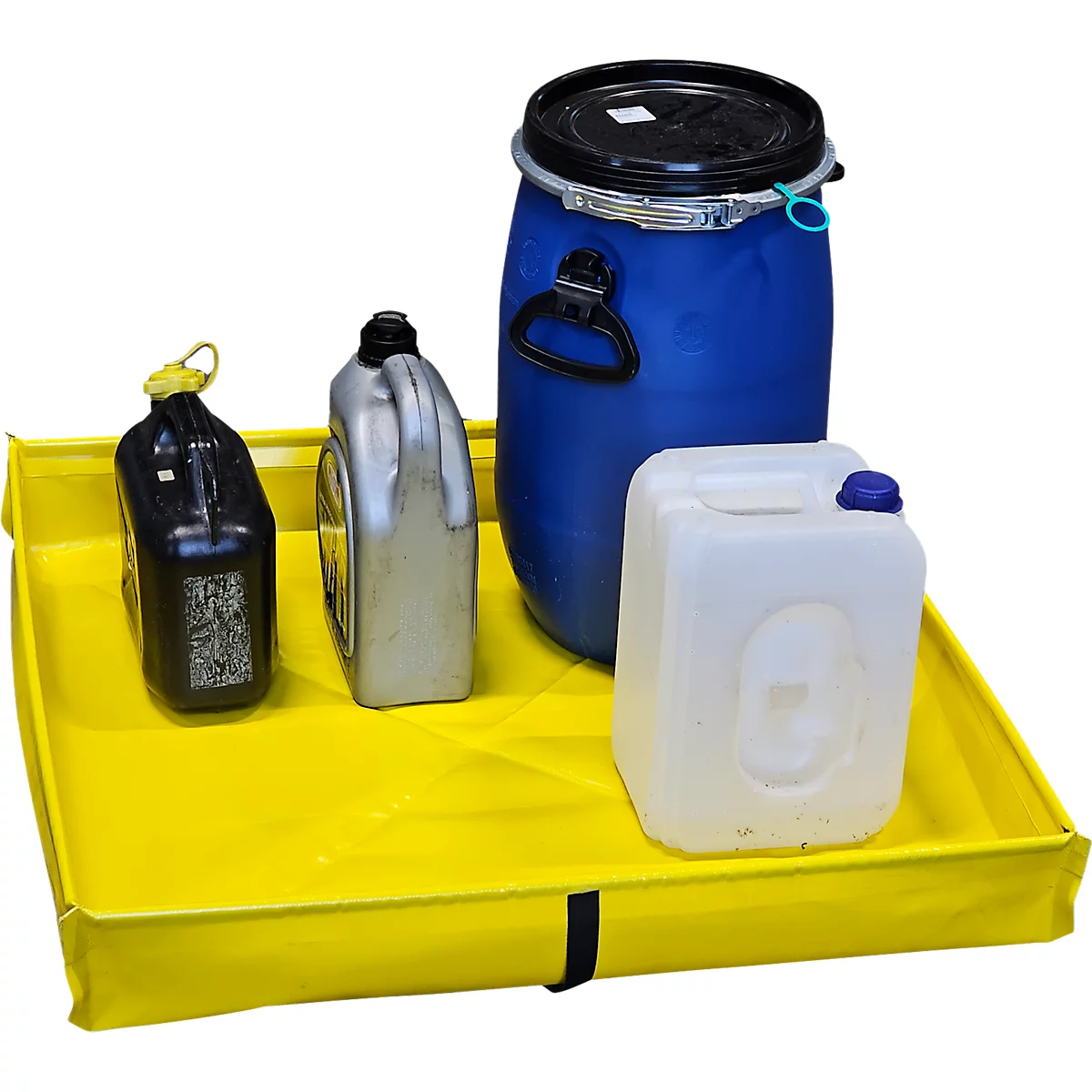 Bac de rétention jaune avec des contenants de liquides de différentes tailles et couleurs.