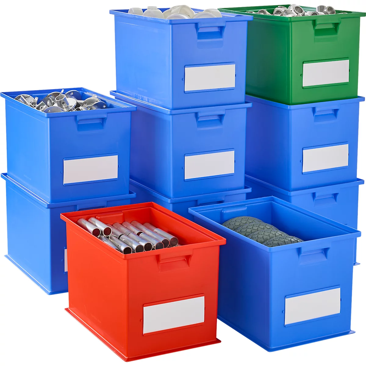 Diverses conteneurs en plastique bleus, rouges et verts remplis de pièces métalliques. Certains conteneurs sont empilés.