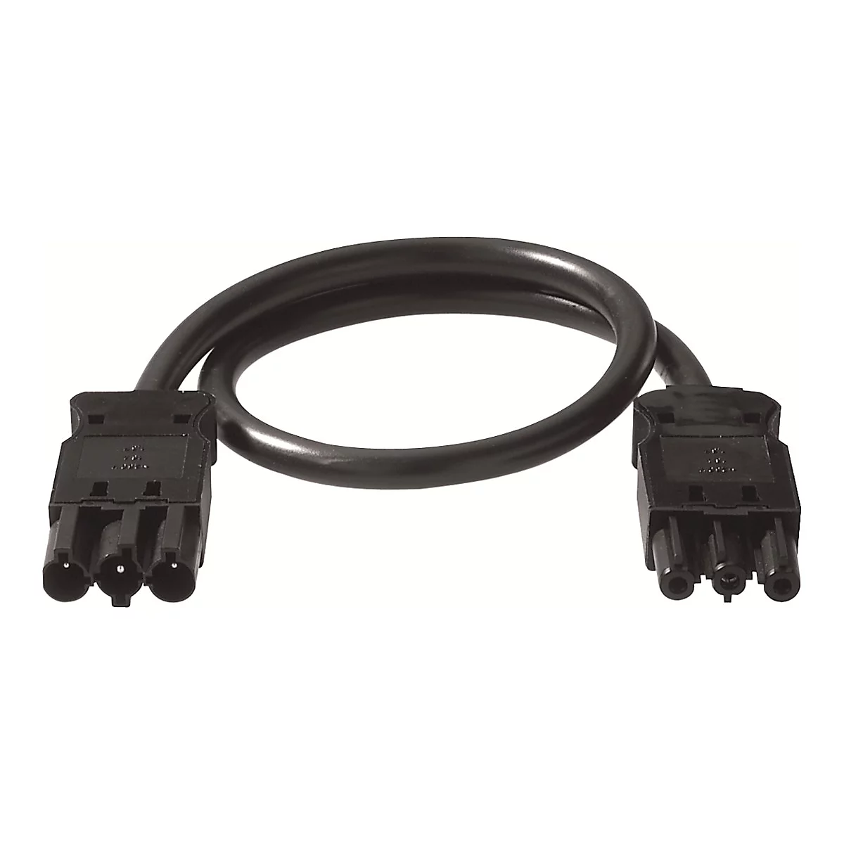 Schwarzes Stromkabel mit zwei Steckern an den Enden, vor weißem Hintergrund.