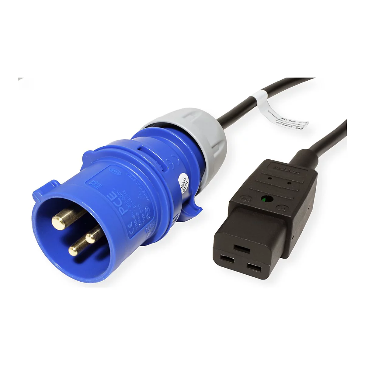Blauer CEE-Stecker und schwarzer Kaltgerätestecker an einem Kabel auf weißem Hintergrund.