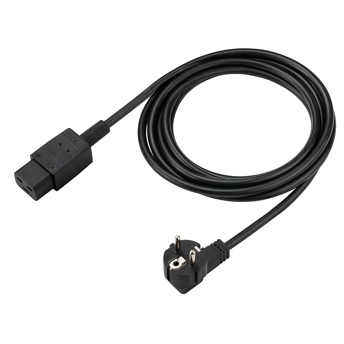Schwarzes Stromkabel mit Schukostecker und C13-Kupplung vor weißem Hintergrund.